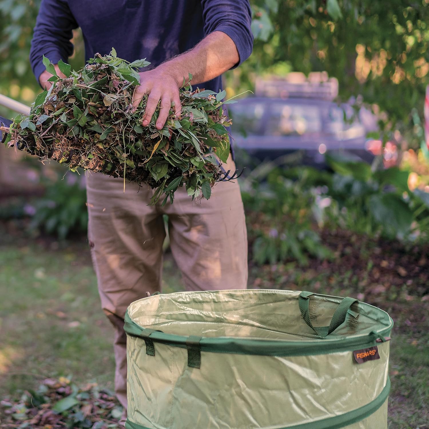 Fiskars Kangaroo Collapsible Garden Bag with Heavy Duty Hardshell Bottom for Yard Waste, 30 Gallon Reusable Container for Lawn Care and Gardening